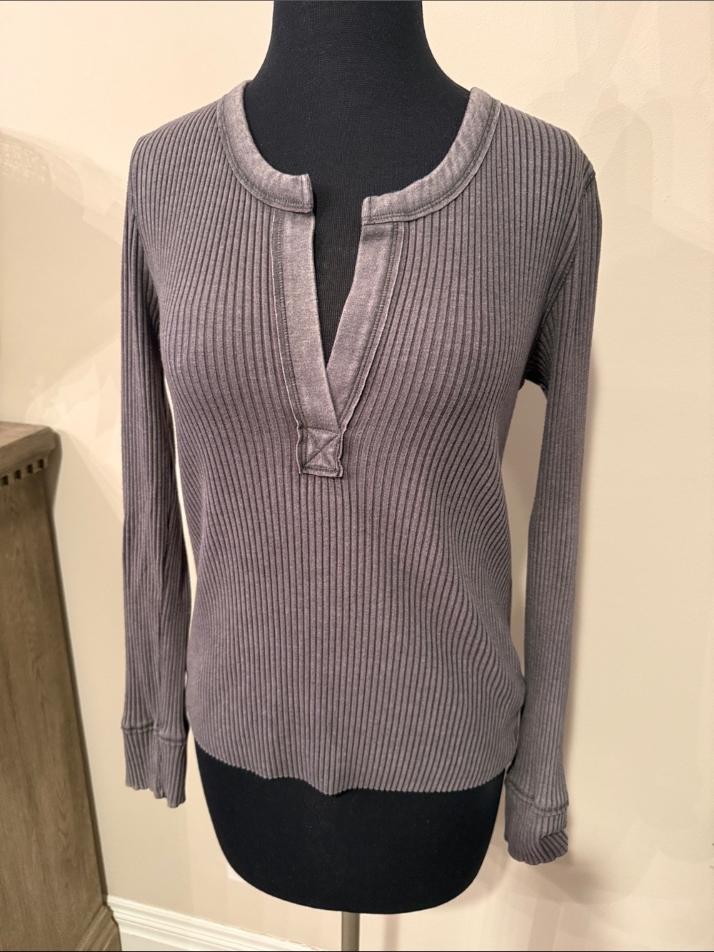 Aerie Women's Ribbed Notch-Neck Long-Sleeve Top - Gray size medium